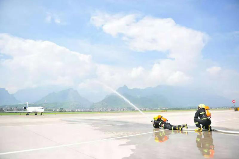 確保旅客順暢出行，機場一線職工高溫堅守！