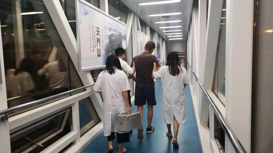 暖心！外籍小伙忽感不適癱坐廊橋，張家界機場緊急救護