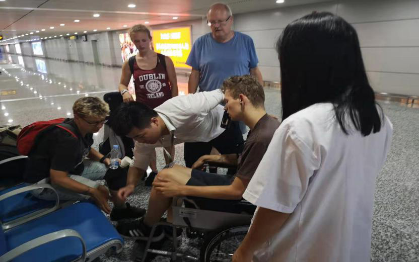 暖心！外籍小伙忽感不適癱坐廊橋，張家界機場緊急救護